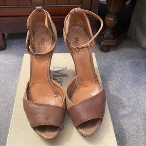 Max Mara beige two tone wedge-size 8